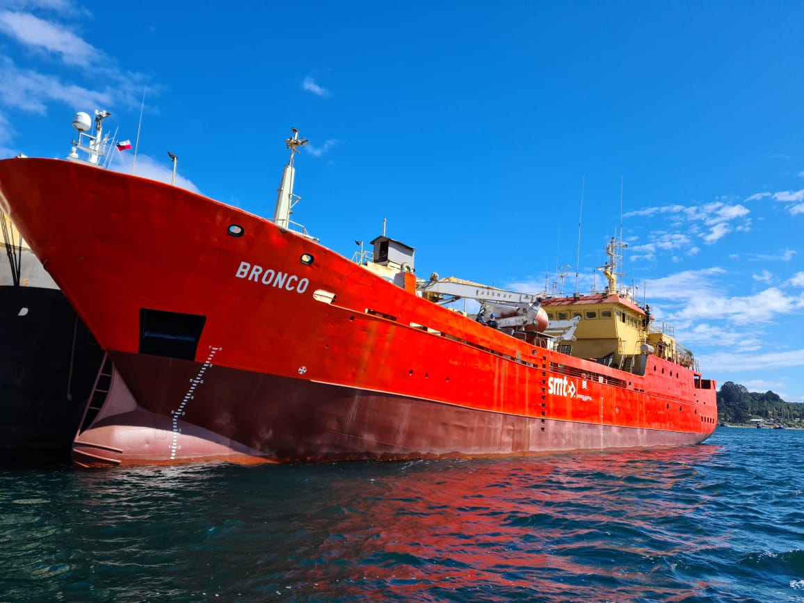imagen de motonave bronco color rojo en el mar