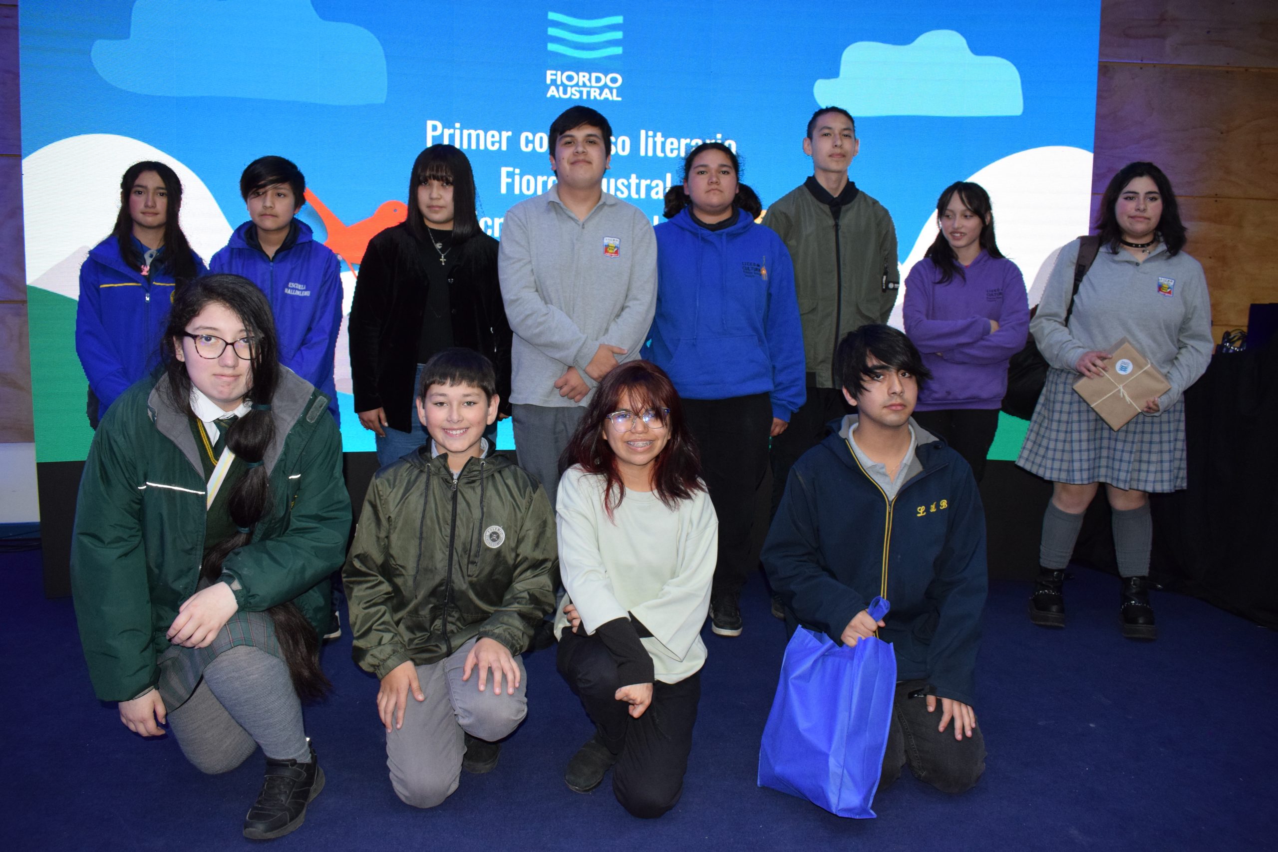 foto delos ganadores del concurso microcuentos del sur fiordo austral