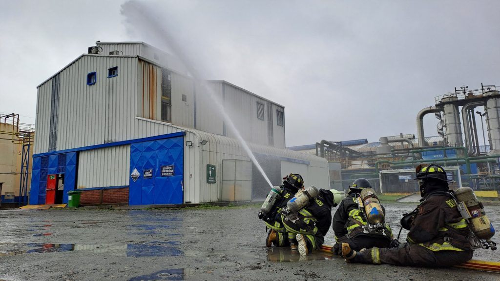 Fiordo Austral realiza exitoso simulacro de incendio en instalaciones de planta Calbuco